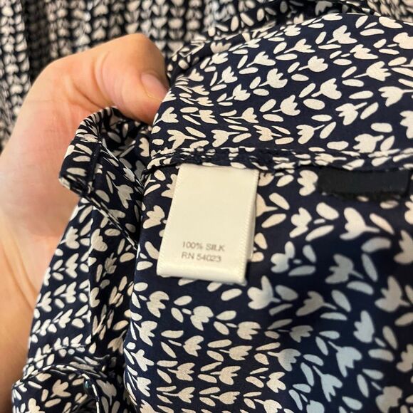 Banana Republic 100% Silk blouse work business casual v knock shirt sleeve blous - Picture 6 of 6